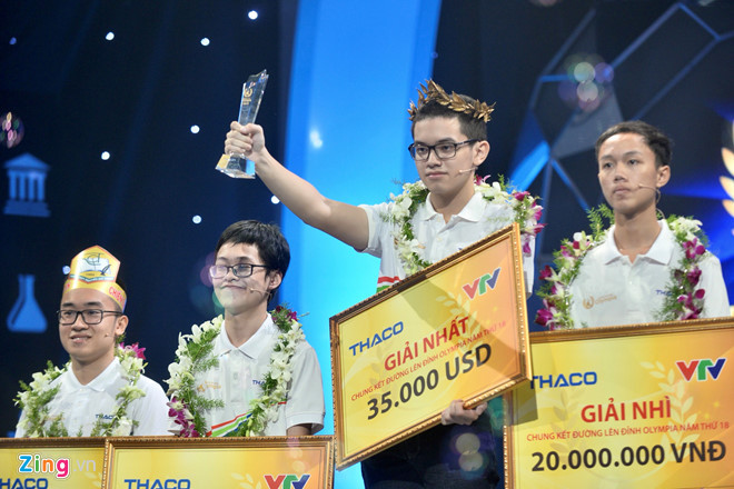 Ngay từ cuộc thi tuần Olympia năm 19, Nguyễn Hoàng Cường đã "gây bão" khi lập kỷ lục giành trọn 120 điểm Khởi động. Cậu là nam sinh thứ hai của THPT Hòn Gai, Quảng Ninh giành chiếc vòng nguyệt quế vinh quang ở trận chung kết năm. Tại kỳ thi THPT quốc gia 2019, Hoàng Cường đạt tổng điểm 53,4 cho 6 môn thi, trong đó, điểm Ngoại ngữ (tiếng Pháp) đạt 9,8/10. Theo thông tin từ gia đình, Hoàng Cường sẽ sang Australia học tại Đại học Kỹ thuật Swinburne theo học bổng của chương trình Đường lên đỉnh Olympia vào tháng 2 năm sau. Ảnh: Quỳnh Trang.