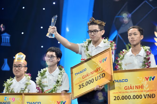 Ngay từ cuộc thi tuần Olympia năm 19, Nguyễn Hoàng Cường đã "gây bão" khi lập kỷ lục giành trọn 120 điểm Khởi động. Cậu là nam sinh thứ hai của THPT Hòn Gai, Quảng Ninh giành chiếc vòng nguyệt quế vinh quang ở trận chung kết năm. Tại kỳ thi THPT quốc gia 2019, Hoàng Cường đạt tổng điểm 53,4 cho 6 môn thi, trong đó, điểm Ngoại ngữ (tiếng Pháp) đạt 9,8/10. Theo thông tin từ gia đình, Hoàng Cường sẽ sang Australia học tại Đại học Kỹ thuật Swinburne theo học bổng của chương trình Đường lên đỉnh Olympia vào tháng 2 năm sau. Ảnh: Quỳnh Trang.