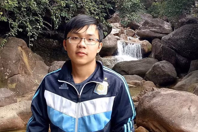 Năm 2015, chiến thắng trong trận chung kết của Văn Viết Đức ghi dấu ấn đầu tiên cho trường THPT Thị xã Quảng Trị nói riêng và tỉnh Quảng Trị nói chung tại sân chơi Olympia. Điều này càng đặc biệt hơn khi đến vào đúng dịp kỷ niệm 40 năm ngày thành lập THPT Thị xã Quảng Trị. Từ năm 2016, Viết Đức trở thành sinh viên ngành Kỹ sư Xây dựng tại Đại học Kỹ thuật Swinburne, Australia. Ảnh: FBNV.