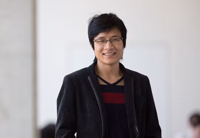 Quán quân Olympia năm thứ 6 Lê Vũ Hoàng - đại diện THPT Số 1 Bố Trạch, Quảng Bình - để lại ấn tượng trong lòng khán giả về tấm gương vượt khó nhờ học giỏi. Vũ Hoàng hoàn thành chương trình tiến sĩ tại Đại học Swinburne, Australia. Anh lập gia đình vào tháng 2/2013 và hiện có 2 con. Lê Vũ Hoàng là người sáng lập và giám đốc công nghệ của công ty VIoT. Ảnh: Swinburne.edu.