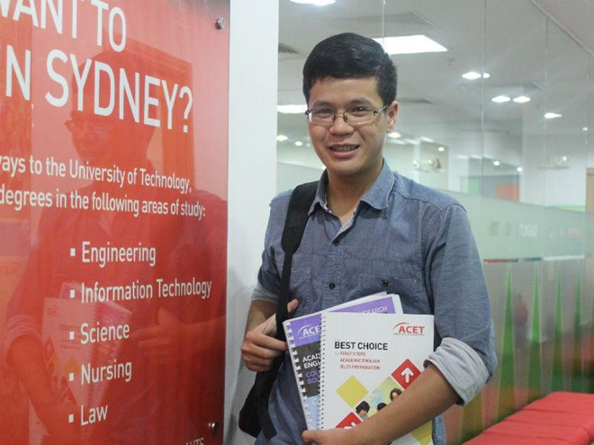 Tháng 7/2013, Hoàng Thế Anh - học sinh chuyên Toán của trường THPT chuyên Bắc Giang, Bắc Giang - chinh phục Đường lên đỉnh Olympia năm thứ 13 với 285 điểm. Thế Anh trở thành sinh viên chuyên ngành Viễn thông tại Đại học Kỹ thuật Swinburne, Australia từ năm 2014. Khi mới du học, 9X sống cùng gia đình Lê Vũ Hoàng - nhà vô địch năm thứ 6 - cùng các anh chị trong gia đình Olympia khác. Ảnh: ACET.