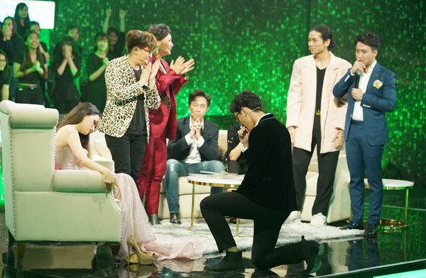 Hay màn cầu hôn bất ngờ của Khánh Ngô dành cho Hương Giang trên sóng truyền hình.