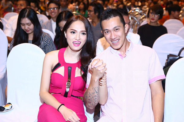 "Ngoài ra, anh ấy đã quen với việc không phải có trách nhiệm hay liên quan, dính dáng đến một người nào đó. Tôi không bao giờ nghĩ, sau cuộc đua anh ấy lại thay đổi vì tôi. Vì vậy, tôi khá bất ngờ và cảm phục anh ấy. Criss là người đàn ông chuẩn men, nên anh ấy không khéo, không nói chuyện tếu táo, trêu đùa là rất ít, nhưng anh ấy cũng rất dễ thương khi đôi lần tạo ra những bất ngờ nho nhỏ mỗi khi hẹn hò”.