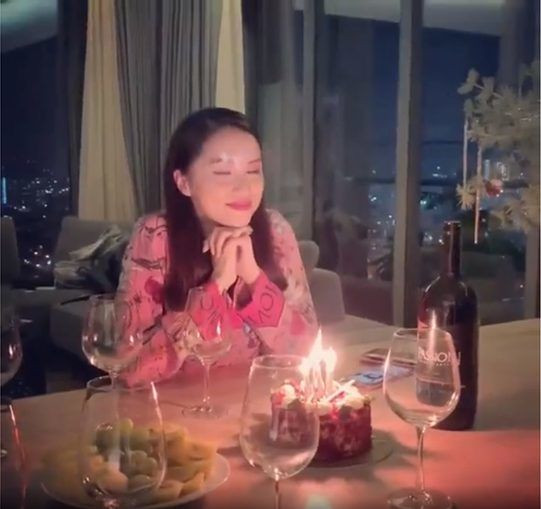 Cả hai bất ngờ xuất hiện cùng nhau tại sự kiện ra mắt MV của ca sĩ Bích Phương. Cho đến việc cùng những người bạn bí mật tổ chức sinh nhật cho Hương Giang