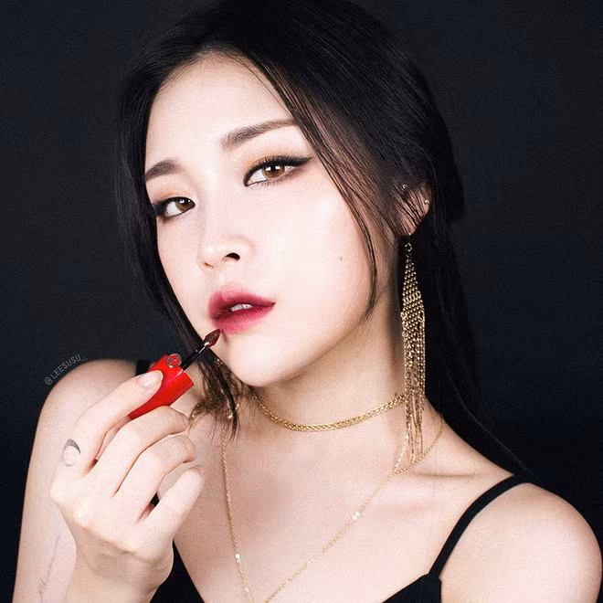 Bảo Bình (20/1-18/2): Lạ lùng và ma mị nhất chính là Bảo Bình, cô gái cung này thường có tính cách khác xa tính cách nhưng lại rất trọng tình nghĩa. Bởi thường xuyên có những tư tưởng cực lạ nên màu son của Bảo Bình cũng mang sắc màu thu hút không kém: tím lạnh, một sắc son không dễ sử dụng nhưng nếu cô nàng có thể kết hợp cùng sắc đỏ thì tuyệt vời.