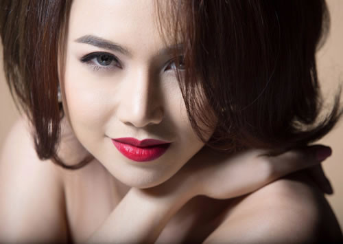 Sư tử (23/7-22/8): Thủ lĩnh nhóm Lửa thường thích sự nổi bật và thu hút nên sắc đỏ thuần sinh ra dường như sẽ giúp đôi môi cô gái này thêm phần xinh đẹp và lộng lẫy hơn.