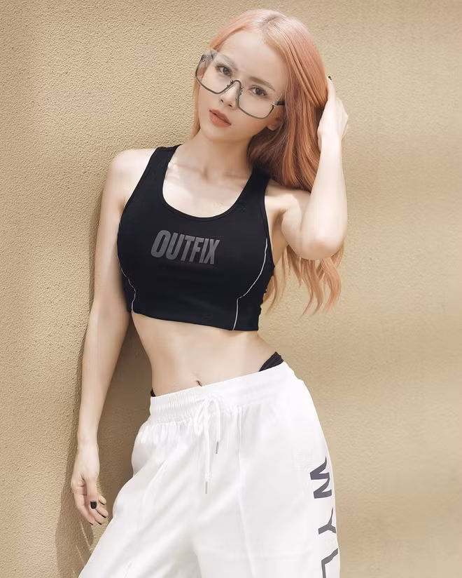 Khán giả dành nhiều lời khen ngợi cho vóc dáng đồng hồ cát nóng bỏng của cô, đồng thời cho rằng nhan sắc của cựu thành viên S-Girls ngày càng "lên hương".