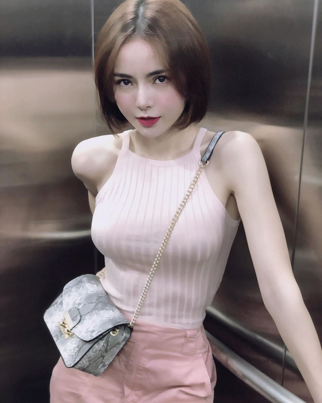 Sau 8 năm gia nhập showbiz, Kim Thành đã có sự thay đổi ngoạn mục về nhan sắc. Điều này khiến cô vướng vào nghi vấn "dao kéo" để hoàn thiện ngoại hình. Thời điểm hiện tại, nữ ca sĩ sở hữu khuôn mặt đẹp chuẩn Hàn với cằm nhọn, mũi cao, mắt hai mí to tròn. Ngoài ra, bạn gái tin đồn của Ngô Kiến Huy còn nổi tiếng với thân hình đồng hồ cát, vòng một căng tròn cùng vòng eo con kiến thon nhỏ.