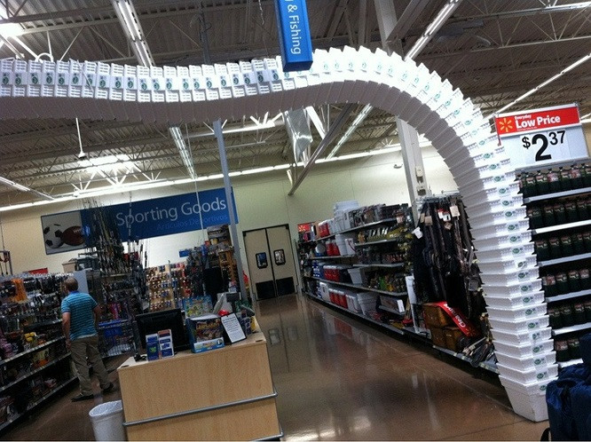 Những chiếc giỏ xếp theo một cách kỳ lạ.