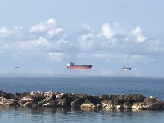 Một ví dụ điển hình của Fata Morgana, ảo ảnh gây ra bởi sự thay đổi nhiệt độ khiến các tia sáng đến mắt bị bẻ cong.