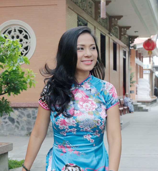 Việt Trinh là nữ diễn viên nổi tiếng từ thời điện ảnh Việt Nam mới bước vào những năm phát triển. Và sau nhiều năm cống hiến cho nghệ thuật, cũng như trải qua những thăng trầm trong chuyện tình cảm, hôn nhân... thời gian gần đây Việt Trinh đã lui về "ở ẩn" tại Bình Dương. Căn biệt thự nhà vườn của "người đẹp Tây Đô" vốn được biết đến là chốn thư thái, an yên, hấp dẫn nhiều bạn bè, đồng nghiệp cũ và những người say mê nhà đẹp đến thăm.