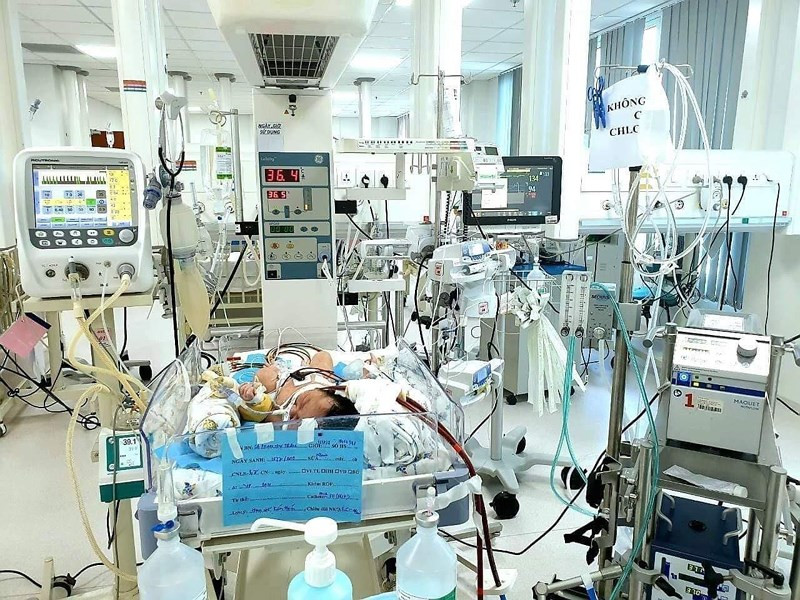 Hit phan su trong bung me, be so sinh nguy kich