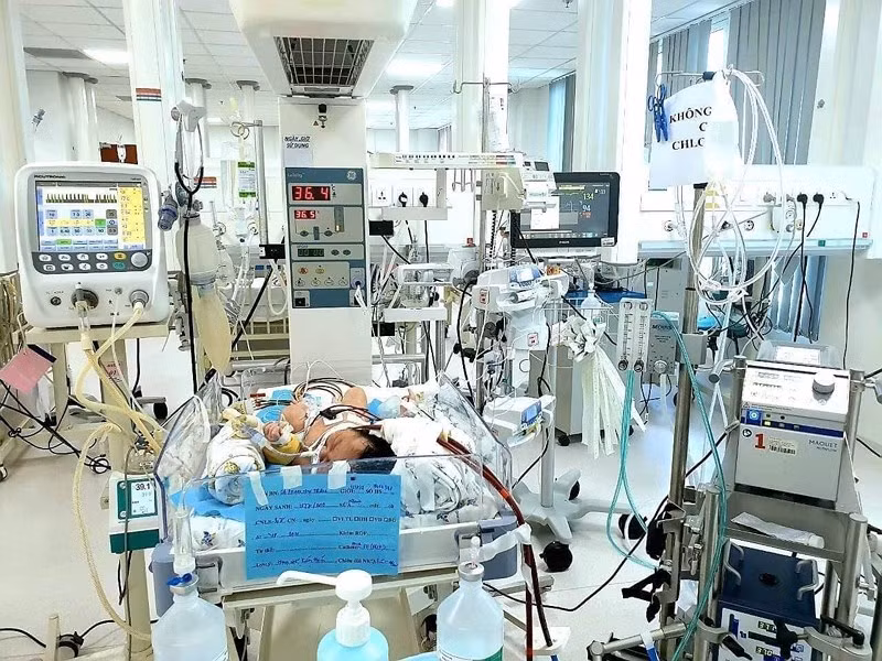 Hít phân su trong bụng mẹ, bé sơ sinh nguy kịch Hit phan su trong bung me, be so sinh nguy kich