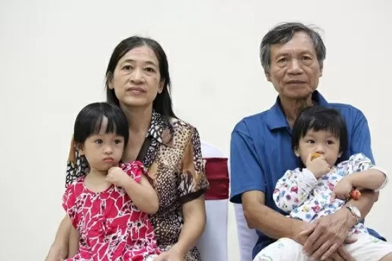 Ky tich: 53 tuoi, nu bac si Ha Noi sinh doi 2 be gai