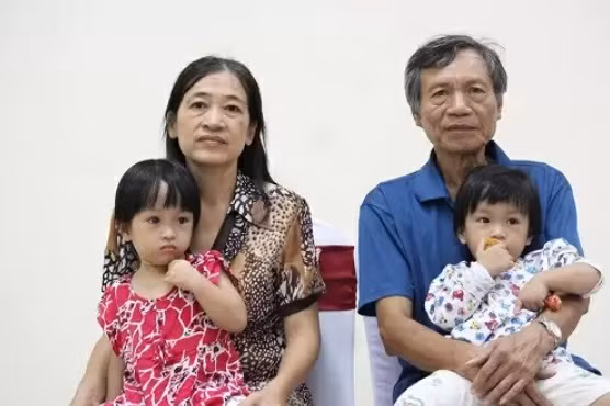 Ky tich: 53 tuoi, nu bac si Ha Noi sinh doi 2 be gai