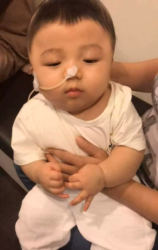 Từ khi phẫu thuật thành công tại Singapore, sức khỏe của Đức Lộc tiến triển rất tốt. Tháng 6/2017, cậu bé được bác sĩ cho xuất viện về Việt Nam đón sinh nhật 1 tuổi. Lúc này cậu bé bắt đầu ăn dặm nhưng chưa quen nên vẫn phải truyền hỗ trợ qua đường mũi.