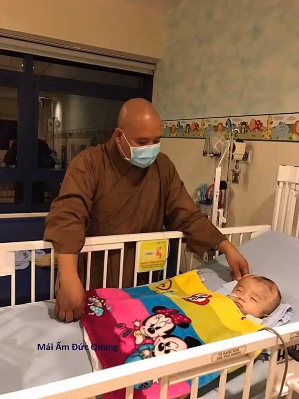 Sư thầy Lệ Hiếu và các nhà hảo tâm quyết không bỏ cuộc, đưa Đức Lộc sang bệnh viện khác ở Singapore, hi vọng còn nước còn tát. Điều kỳ diệu đã đến khi cậu bé đáp ứng được phác đồ điều trị tại đây. Tuy não còn mủ nhưng tình trạng đã ổn định hơn trước, phần não bị tổn thương cũng dần hồi phục và bắt đầu phát triển.