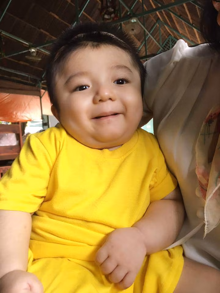 Tháng 5/2019, hình ảnh Đức Lộc bụ bẫm, trắng trẻo được chia sẻ rộng rãi. Cậu bé biết cười và bắt đầu có ý thức khiến mọi người đều hi vọng vào phép màu đến với con.