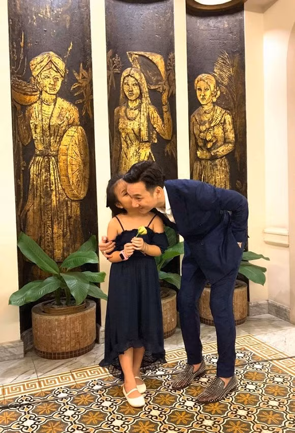 MC Thanh Trung va con gai tro chuyen cuc yeu ve cap song sinh cung cha khac me-Hinh-2