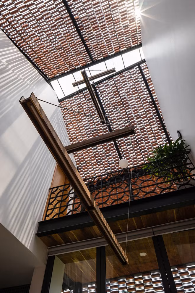 Tường và sàn nhà tắm lát đá marble, một loại vật liệu giá thành vừa phải nhưng thẩm mỹ cao đang được ưa chuộng