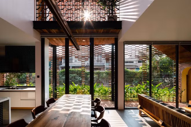 Với nền gạch mái, mọi không gian trong ngôi nhà đều có thể lấy ánh sáng tự nhiên.