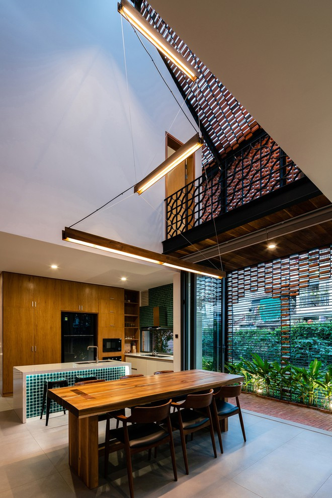 Các lớp vỏ là những không gian đóng - mở cùng các vật liệu đặc - rỗng kết hợp tạo cảm giác gần gũi nhưng bí ẩn.