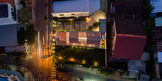 Ngôi nhà được xây hoàn toàn trên nền nhà dân gian truyền thống khu vực miền Tây. Đơn vị thiết kế công trình là Block Architects.