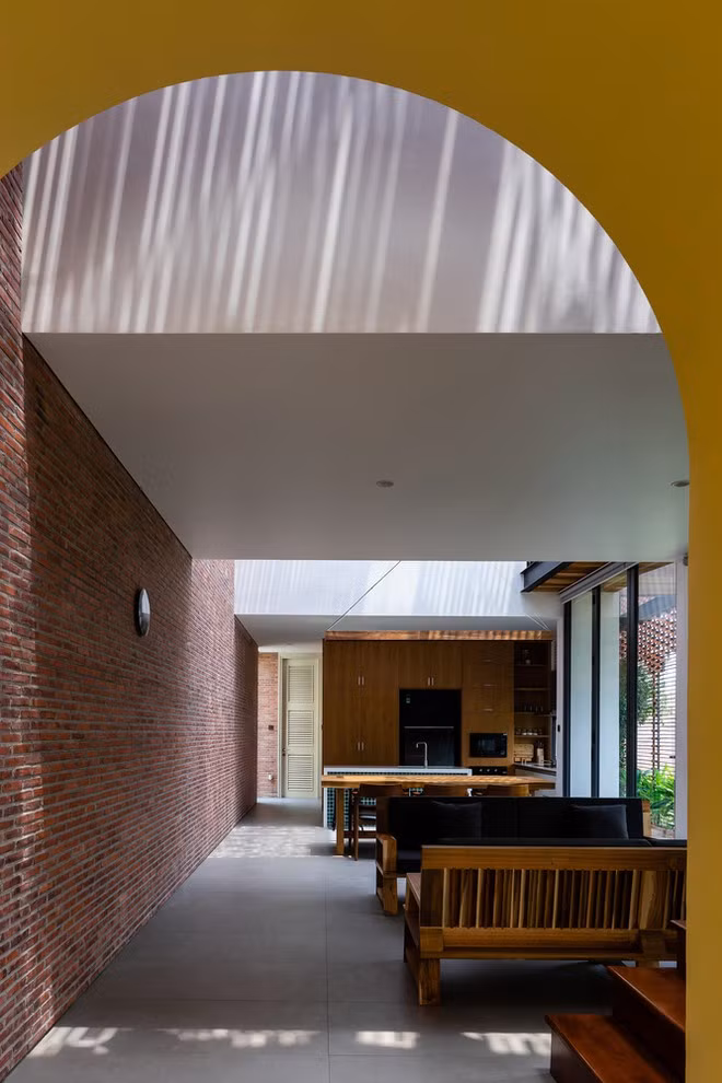 Gạch trần tạo thành một lớp phủ ngoài cùng để bảo vệ toàn bộ ngôi nhà. Tuy nhiên, không khí bên trong vẫn được xử lý tách biệt nhờ lớp cửa kính. Các bộ đệm như hành lang, hiên và lỗ rỗng được bố trí hợp lý để thông gió, làm mát ngôi nhà.