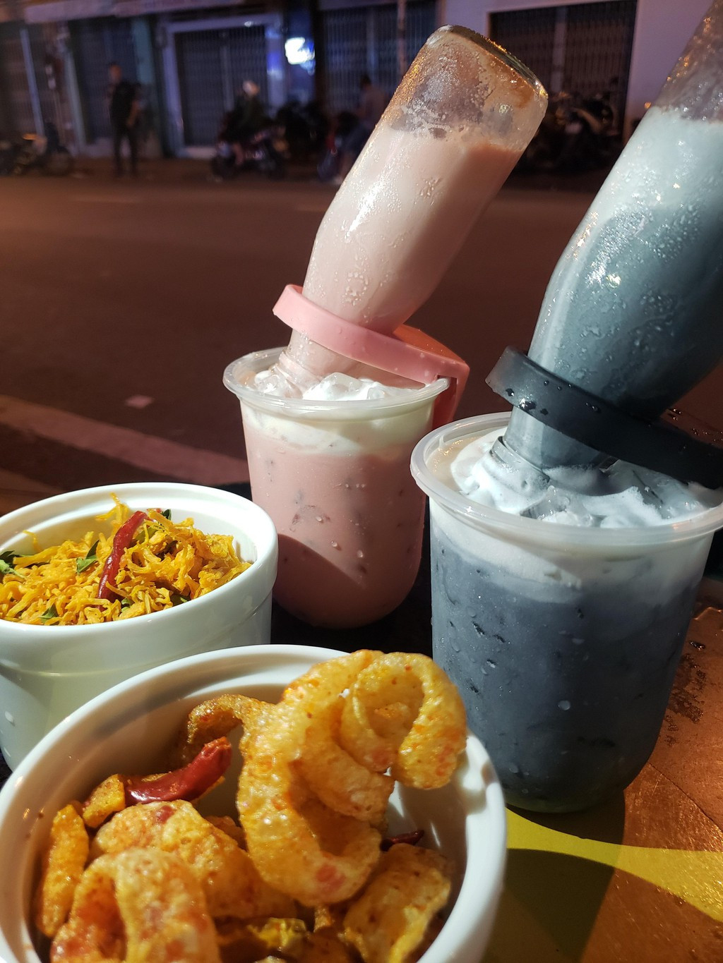 Tương tự những phiên bản "úp ngược" khác, món trà sữa này cũng bao gồm 2 phần chính là cốc đựng và chai thuỷ tinh bên trên. Tuy nhiên, điểm khác biệt lớn nhất của thức uống này lại nằm ở công thức pha chế. Một ly trà hoàn chỉnh gồm những nguyên liệu như nước trà, kem sữa tươi và nước ép rau củ. Đặc biệt, đa số các loại rau củ được sử dụng để pha chế món trà sữa này đều là thực phẩm tươi được ép trực tiếp tại quán. Ảnh: Duy Mỹ.