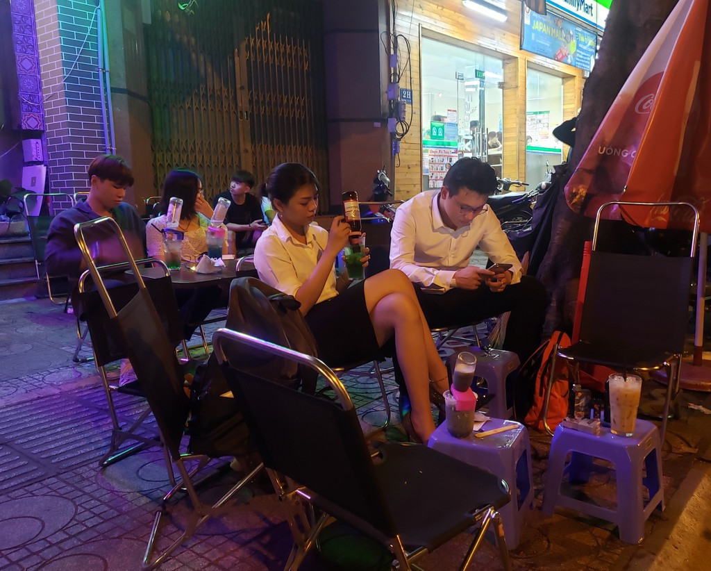 Nếu muốn thưởng thức món đồ uống độc đáo này, bạn có thể tìm đến khu vực ngã tư đường Trần Nhân Tôn giao với đường Hùng Vương, quận 10, TP.HCM. Vì diện tích bên trong khá nhỏ, đa số khách đến đây đều ngồi ở lề đường phía trước quán để thưởng thức đồ uống. Tuy nhiên, đây cũng chính là điểm trừ lớn nhất bởi nếu trời chuyển mưa, khả năng cao quán sẽ không đủ chỗ khô ráo cho khách ngồi. Ảnh: K.Q.