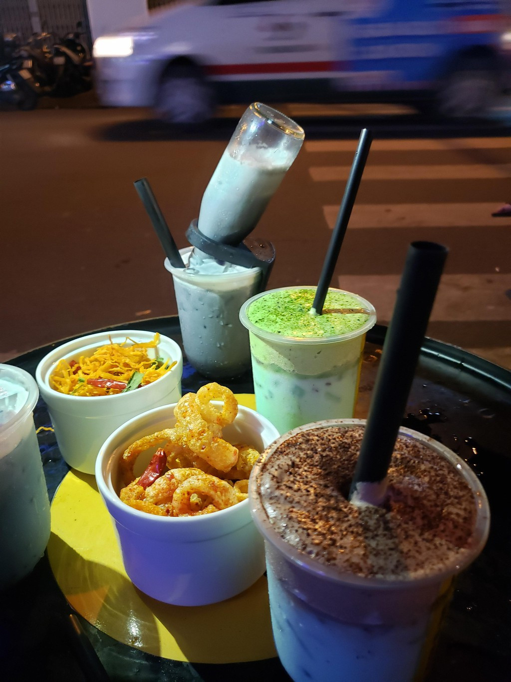 Khi được hỏi về ý tưởng để sáng tạo ra món đồ uống thú vị này, chủ quán chia sẻ: "Trào lưu "úp ngược" đang khá hot ở TP.HCM nhưng đa số công thức pha chế đều có nguyên liệu chủ yếu từ bia và nước ép trái cây. Tuy nhiên, không phải ai cũng thích bia nên quán mình mới sáng tạo ra này để dành cho những bạn không uống được đồ có cồn nhưng vẫn muốn trải nghiệm trào lưu "úp ngược" ". Ảnh: K.Q.