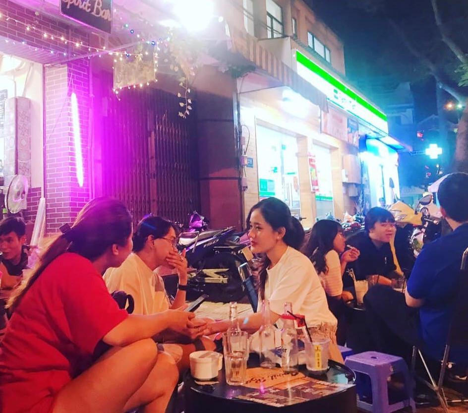 Thức uống độc đáo này khá phù hợp với những ai hảo ngọt và thích khám phá những thứ mới lạ. Đến quán vào một tối mát trời để thưởng thức món trà sữa úp ngược này và ngắm nhìn đường phố về đêm chính là trải nghiệm thú vị mà bạn nên thử tại TP.HCM. Ảnh: K.Q.