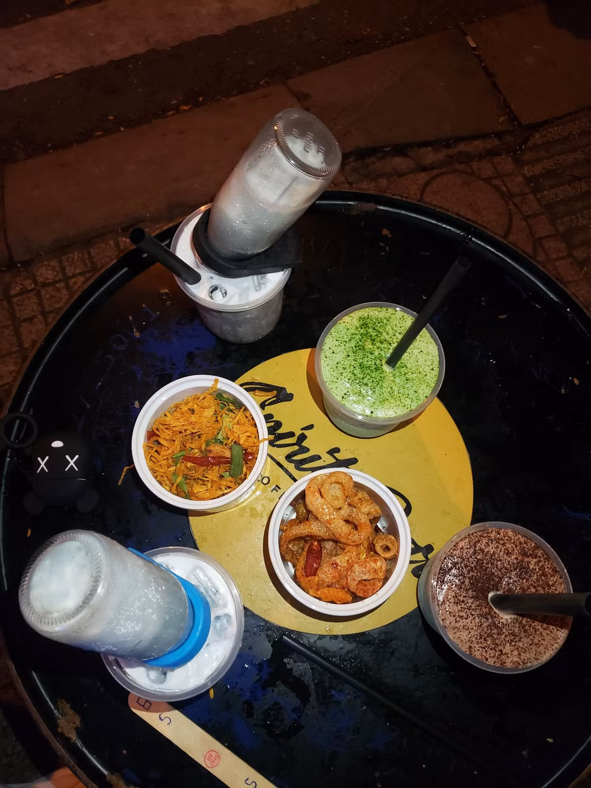 Ngoài trà sữa úp ngược, menu của quán cũng có thêm khá nhiều thức uống khác cho bạn lựa chọn như cà phê, nước ép, trà trái cây, bia tươi và các món đá xay. Giá của đồ uống tại đây cũng khá rẻ so với mặt bằng chung của các quán nước ở TP.HCM, dao động từ 20.000-35.000 đồng. Quán còn có nhiều món đồ nhắm khá bắt miệng như da heo chiên giòn, khô gà lá chanh, rong biển cháy tỏi. Ảnh: K.Q.