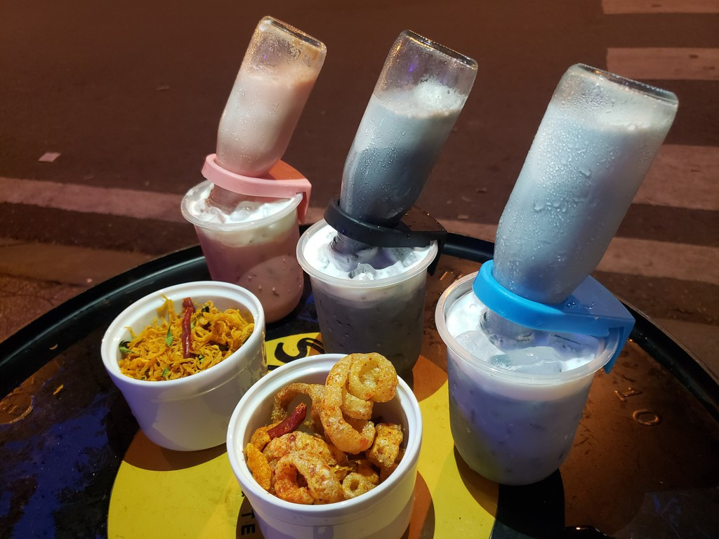 Hiện tại, phiên bản trà sữa úp ngược có 3 hương vị cho bạn lựa chọn, bao gồm củ dền, hoa đậu biếc và tinh chất than tre. Tebefood, tài khoản chuyên review ẩm thực tại TP.HCM, chia sẻ: "Theo cảm nhận của mình, trà sữa hoa đậu biếc là ngon nhất, vị ngọt vừa mà vẫn thơm thơm, béo béo. Trà sữa củ dền khá ngọt còn trà sữa than tre thì hơi nhạt. Tuy nhiên, nếu bạn không phải là một tín đồ hảo ngọt thì món đồ uống này có thể sẽ hơi ngán một chút". Ảnh: Duy Mỹ.