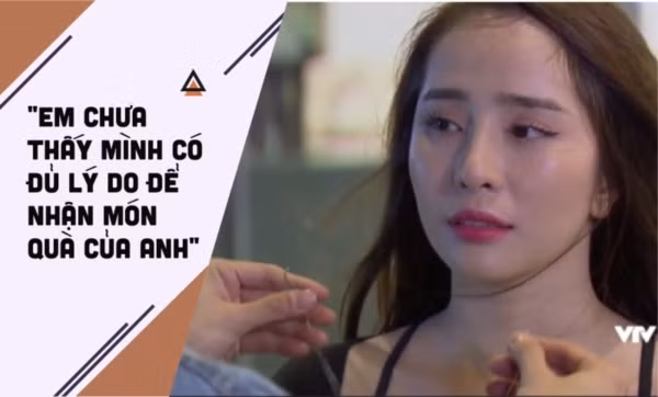 Khi được Vũ tặng cho món quà gặp mặt là chiếc dây chuyền có đính mặt đá đắt tiền, Nhã khéo léo từ chối bằng cách cho rằng mình không có lý do để nhận nó. Nhưng rồi cô lại để cho Vũ tự tay đeo vào cổ mình, thậm chí hai người có màn mặt-đối-mặt khá 'căng', đến mức suýt nữa đã có một màn chạm môi cháy bỏng diễn ra.