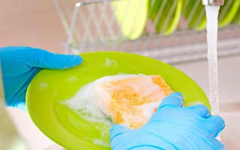 Sau khi rửa bát, chỉ tráng qua loa: Một số bà nội trợ bận rộn thường viện lý do "không có thời gian" nên khi rửa chén thường chỉ tráng qua loa sao cho nhìn thấy không còn bọt chất tẩy rửa là được.