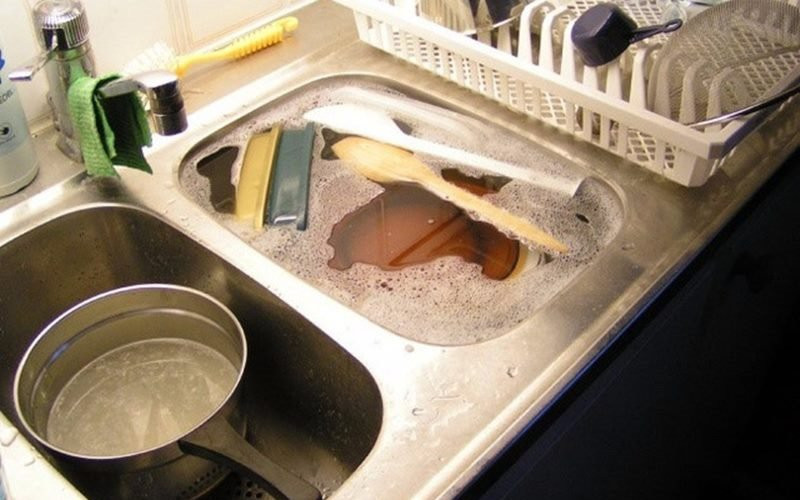 Đặc biệt là với những đồ dùng có chất liệu như tre, gỗ, khi đã thấm hóa chất sẽ không thể tẩy sạch được, dẫn đến nguy cơ tích tụ những chất độc hại gây bệnh cho cơ thể cao hơn rất nhiều.