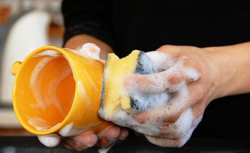 Tuy nhiên bạn không biết rằng bằng cảm quan chúng ta khó có thể nhận thấy các hóa chất vẫn còn bám trên bề mặt chén đĩa nếu chỉ được tráng sơ qua.