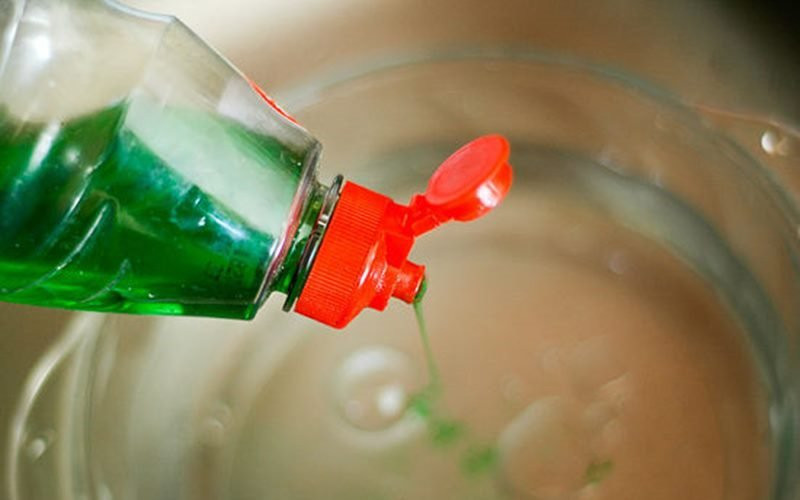 Đổ trực tiếp nước rửa chén lên chén đĩa: Việc này có thể khiến hóa chất từ nước rửa chén sót lại trên bề mặt chén, đĩa, dụng cụ nấu bếp, không thể sạch hết mặc dù được tráng lại nhiều lần.