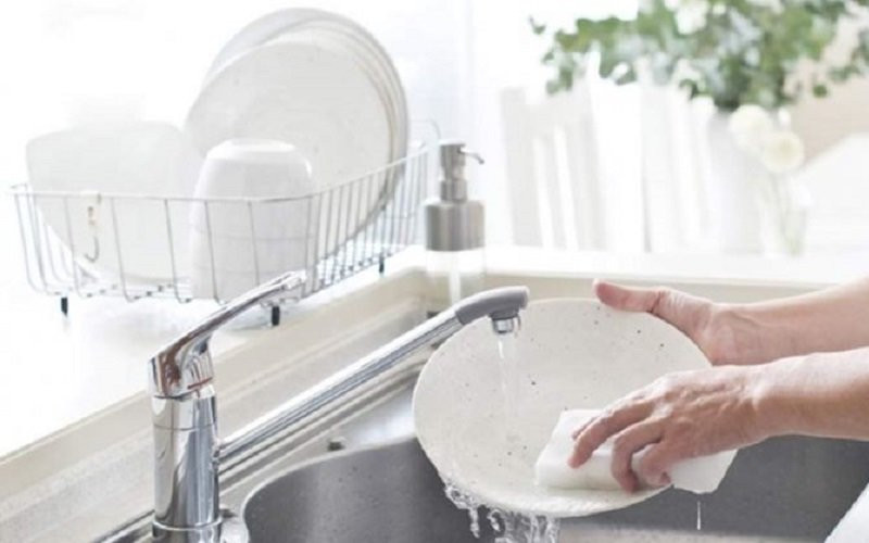 Các nhà khoa học khuyến cáo, tốt nhất nên sử dụng các dung dịch tẩy rửa có nguồn gốc tự nhiên hoặc tẩy rửa ở nhiệt độ cao, vừa tăng hiệu quả làm sạch vừa an toàn cho sức khỏe con người.