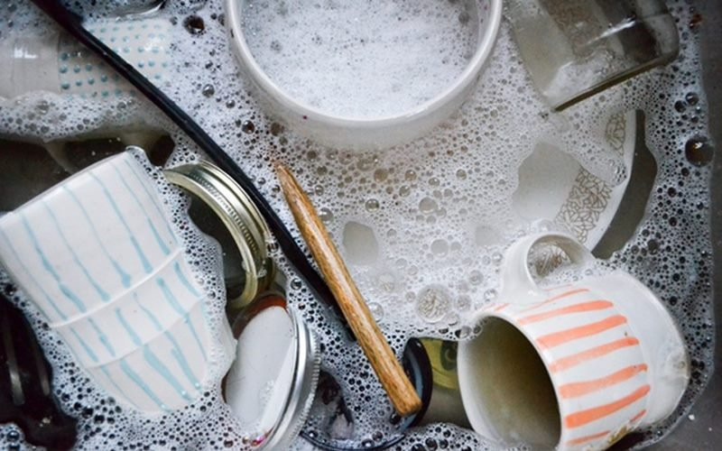 Sử dụng quá nhiều nước rửa bát: Với những những loại bát đĩa bẩn hoặc dính quá nhiều dầu mỡ, nhiều người thường lấy lượng nước rửa bát thật nhiều để rửa cho sạch. Mặc dù điều này giúp bát đĩa sẽ sạch vết bẩn hơn nhưng lượng hoá chất sót lại thì vẫn còn và rất khó để loại bỏ hết.