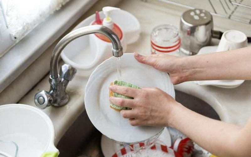Vì thế nếu dùng nhiều nước rửa bát, cần chú ý tráng bát thật kĩ lượng với nước sạch hoặc tốt hơn hết là nước nóng để có thể loại bỏ được hết lượng hóa chất bám trên bát đĩa. Đây được coi là sai lầm khi rửa bát khá phổ biến ở nhiều gia đình.