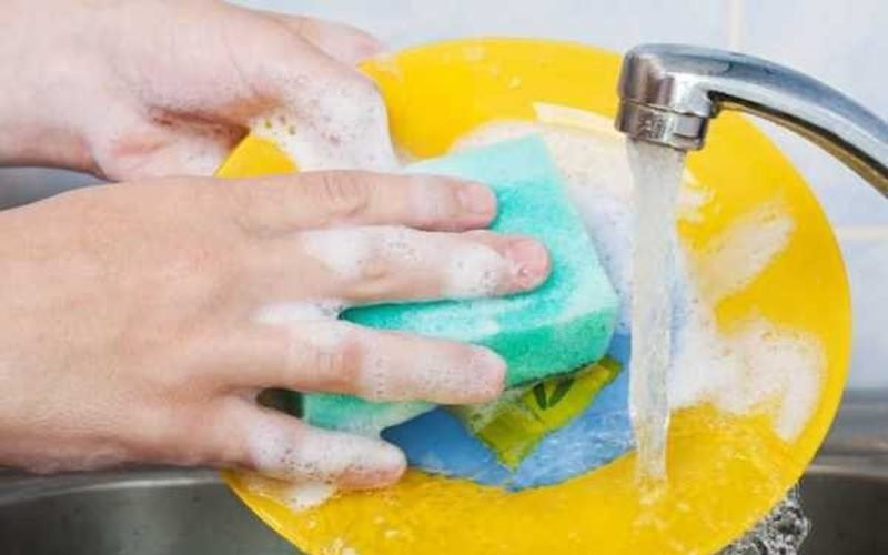 Dùng nước rửa chén cho những dụng cụ sứt mẻ: Vết sứt mẻ chính là nơi dễ dàng bị nhiễm những hóa chất nhất khi rửa bát đĩa. Những chất này sẽ không thể trôi đi hết, kể cả khi chúng ta đã tráng rất kĩ càng, sau đó chúng sẽ đi vào cơ thể khi sử dụng.