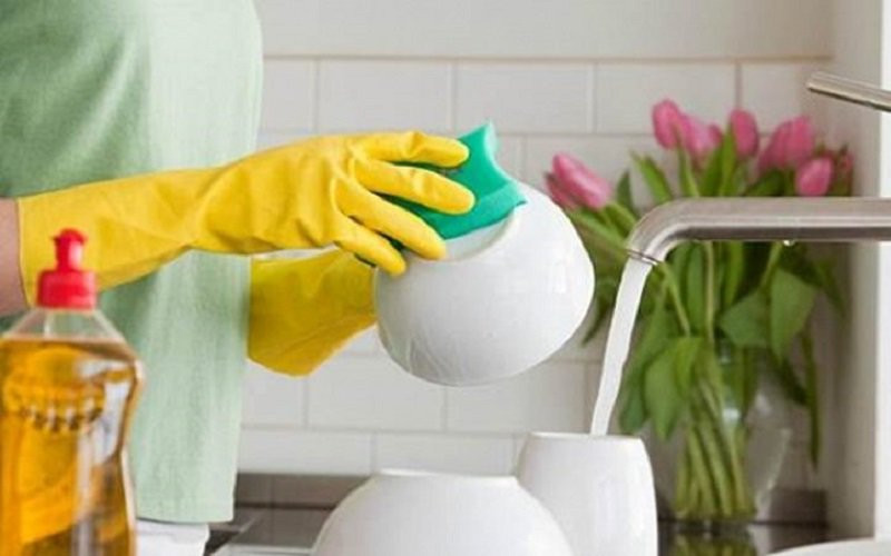 Ngâm bát đũa trong nước rửa chén quá lâu: Nhiều người nghĩ rằng những vết bẩn bám lâu trên bát đũa sẽ được làm sạch dễ dàng nếu chúng được ngâm lâu trong nước rửa chén. Thế nhưng điều này sẽ khiến những hóa chất từ dung dịch tẩy rửa dễ dàng ngấm vào chén đĩa hơn.