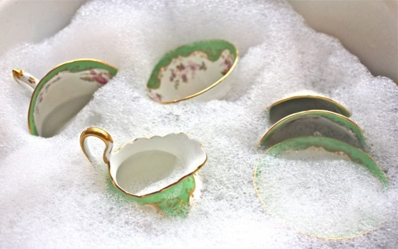 Mua nước rửa chén trôi nổi không rõ nguồn gốc: Nhìn chung tất cả sản phẩm tẩy rửa đều có hóa chất độc hại nhưng các sản phẩm tẩy rửa trôi nổi tiềm ẩn nhiều nguy cơ gây độc cho con người hơn vì không được kiểm định chất lượng nên có thể chứa chất độc hại không được phép sử dụng.