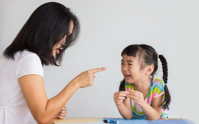 Nhung cau cha me mang con de gay am anh ca doi voi con tre