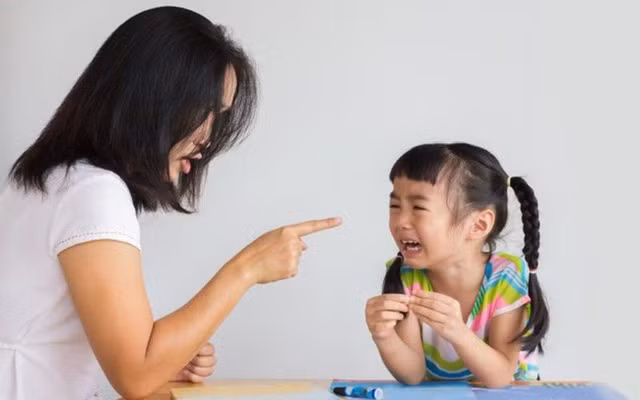 Nhung cau cha me mang con de gay am anh ca doi voi con tre