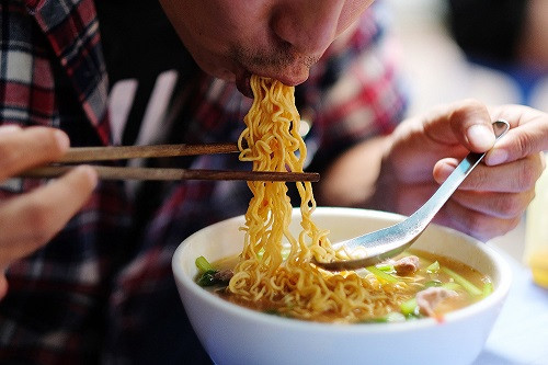 Tac hai khung khiep cua viec an qua nhieu my tom vao bua sang