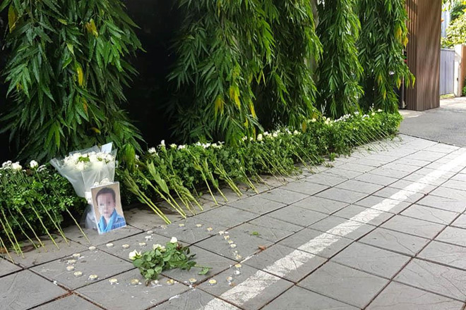 Phu huynh dat hoa trang o cong truong Gateway tuong niem be lop 1-Hinh-2