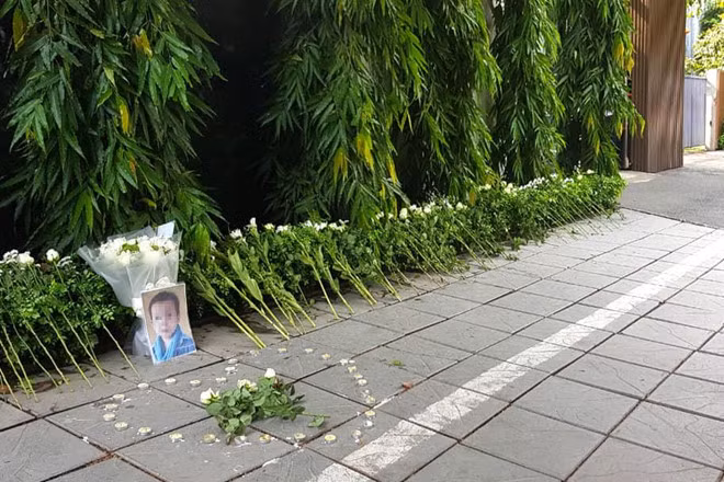 Phu huynh dat hoa trang o cong truong Gateway tuong niem be lop 1-Hinh-2